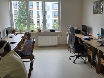 podopieczni Środowiskowego Domu Samopomocy korzystają z komputerów