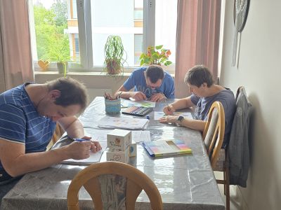 podopieczni Środowiskowego Domu Samopomocy tworzą rysunki