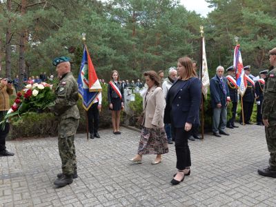 złożenie kwiatów, Starosta Nowodworski Magdalena Biernacka wraz z członkiem Zarządu Sylwią Jabłońską