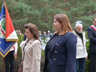 złożenie kwiatów, Starosta Nowodworski Magdalena Biernacka wraz z członkiem Zarządu Sylwią Jabłońską