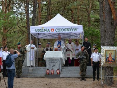 msza święta, w tle las