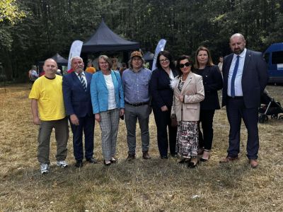 Starosta Nowodworski i Radna wraz z uczestnikami wydarzenia