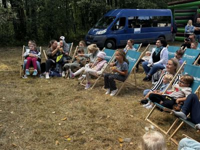dzieci siedzą i oglądają animacje