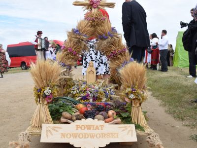 wieniec dożynkowy Powiatu Nowodworskiego