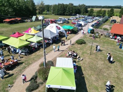 widok z góry na namioty