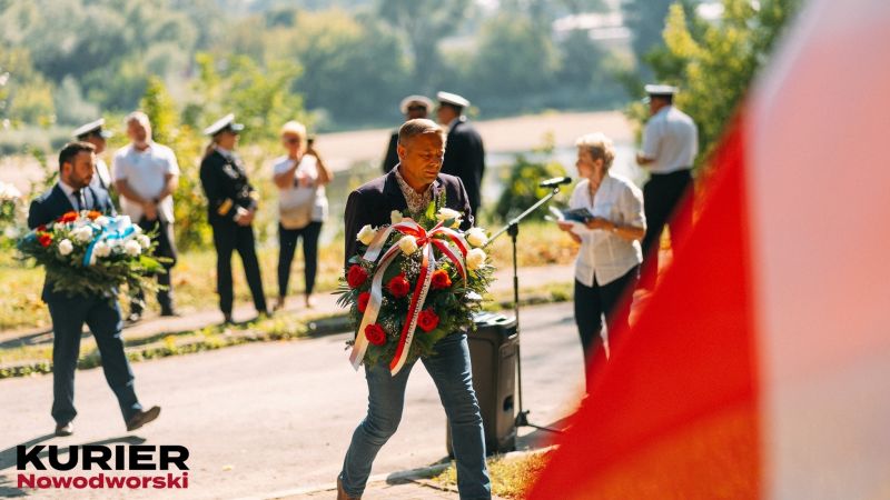 Wicestarosta Nowodworski Andrzej Pacocha składa kwiaty