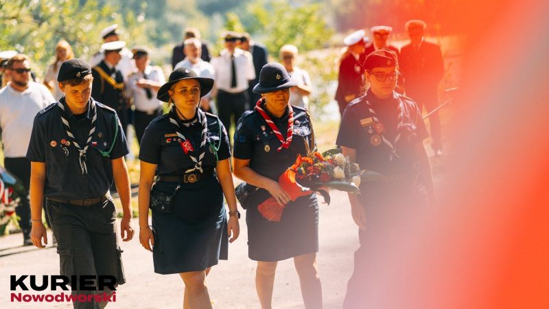 Harcerze składają kwiaty