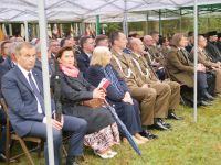 Starosta Nowodworski Magdalena Biernacka z uczestnikami uroczystości w Palmirach