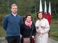 Starosta Nowodworski Magdalena Biernacka z uczestnikami uroczystości w Palmirach