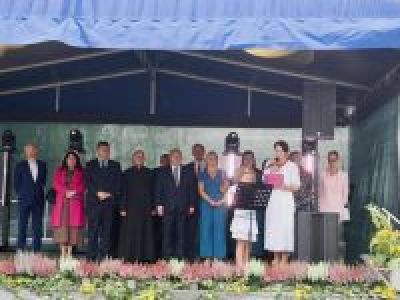 Uczestnicy dożynek w Starym Orzechowie stoją na scenie