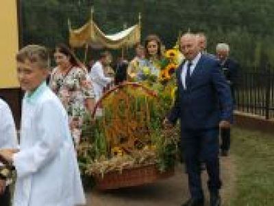 Procesja z wieńcami dożynkowymi