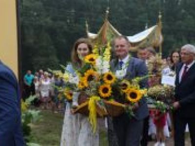 Procesja z wieńcami dożynkowymi