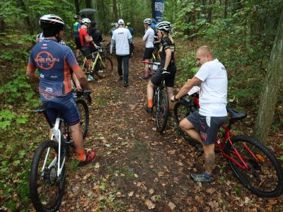 rowerzyści jadą rowerami w lesie