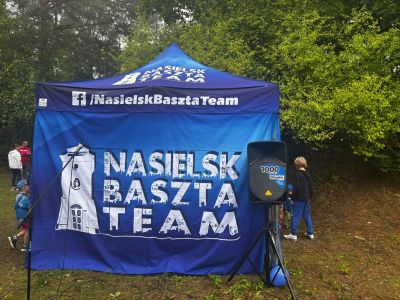 Namiot Stowarzyszenia Nasielsk Team Baszta, w tle las