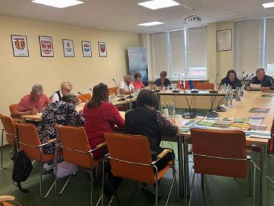 spotkanie na sali konferencyjnej, uczestnicy siedzą
