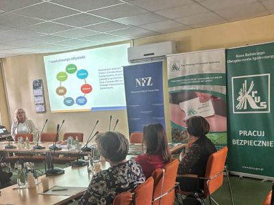 spotkanie na sali konferencyjnej, uczestnicy siedzą