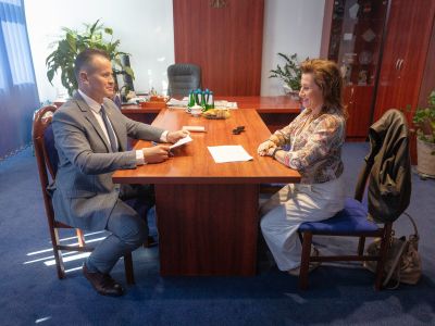 podpisanie umowy Starosta Nowodworski wraz z Radosławem Kasiakiem
