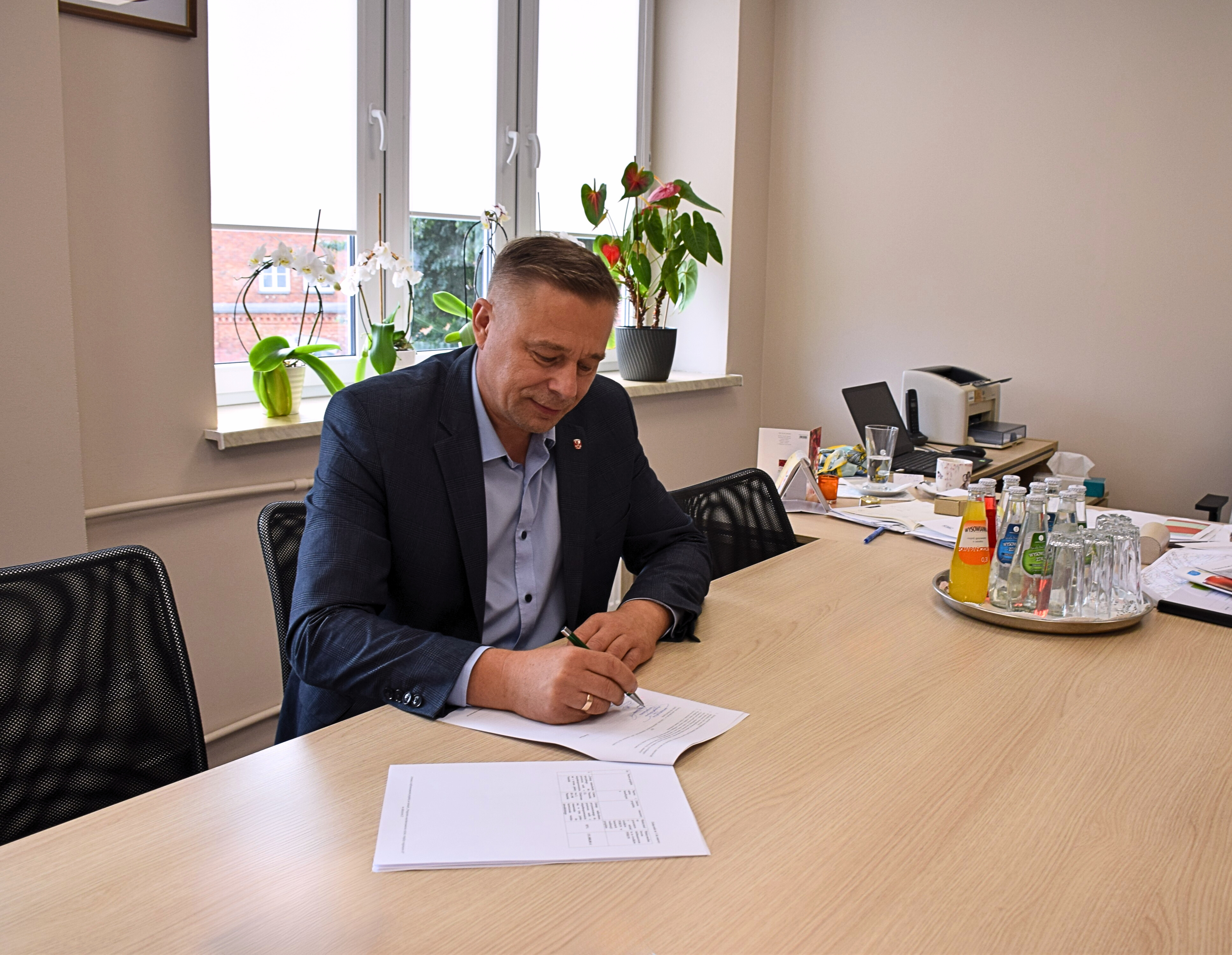 Wicestarosta Nowodworski podpisuje umowę o dofinansowanie samochodu dla osób z niepełnosprawnościami