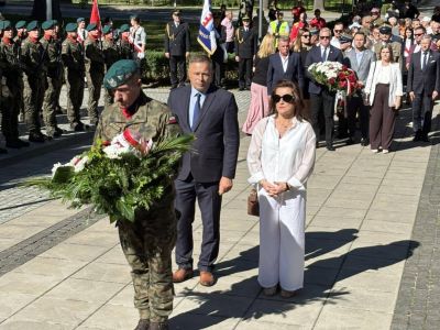 Starosta Nowodworski wraz z Wicestarostą Nowodworskim podczas złożenia wieńca na uroczystości patriotycznej w Nowym Dworze...