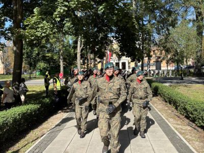 służby mundurowe maszerują w parku