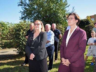 Zaproszeni goście uczestniczą w odsłonięciu muralu