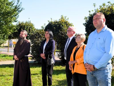 Zaproszeni goście uczestniczą w odsłonięciu muralu