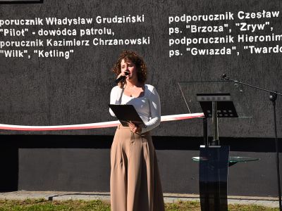 Występ wokalny podczas uroczystości odsłonięcia muralu