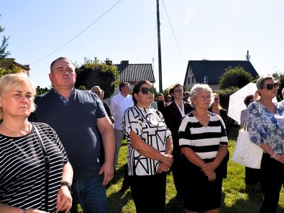 zgromadzeni uczestnicy wydarzenia odsłonięcia muralu