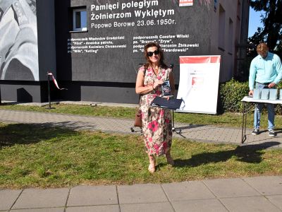 Starosta Nowodworski Magdalena Biernacka przy muralu