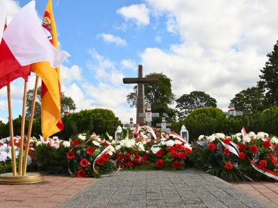 wiązanki złożone na cmentarzu