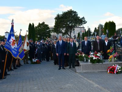 uczestnicy uroczystości na cmentarzu
