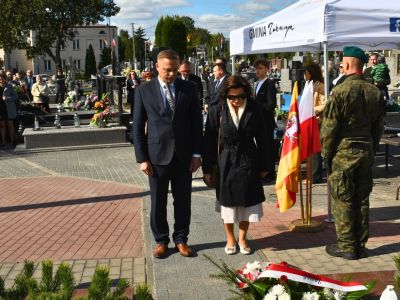Starosta Nowodworski Magdalena Biernacka i Wicestarosta Nowodworski Andrzej Pacocha oddają hołd poległym