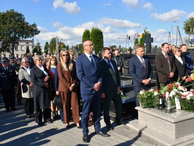 uczestnicy uroczystości na cmentarzu
