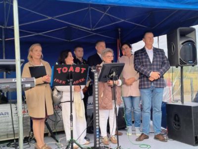 Starosta Nowodworski Magdalena Biernacka na scenie wraz z organizatorami