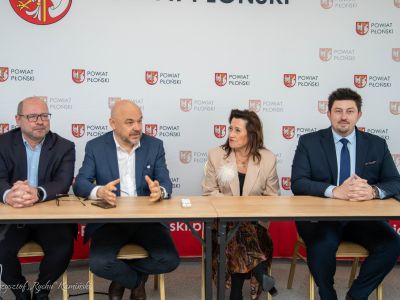 Starosta Nowodworski Magdalena Biernacka wraz ze Starostami