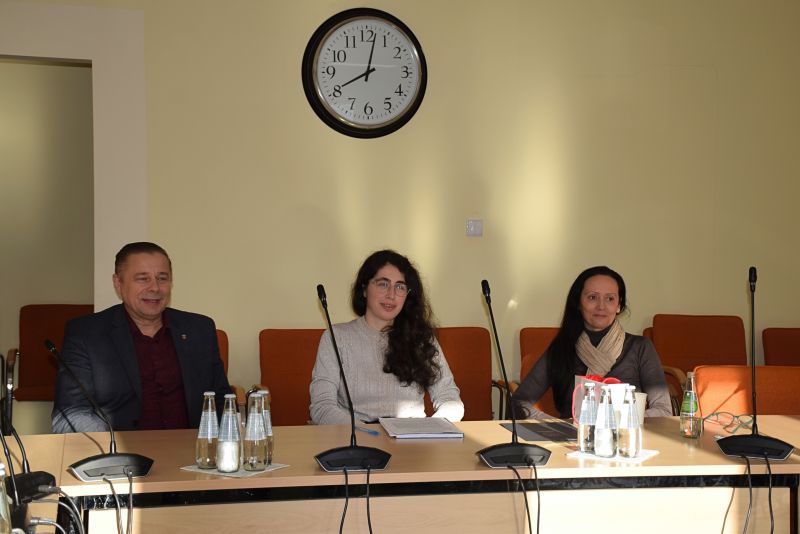 Przedstawiciele Starostwa Powiatu Nowodworskiego podczas sesji Młodzieżowej Rady Powiatu Nowodworskiego