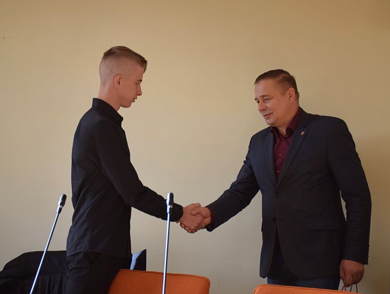 Wicestarosta Powiatu Nowodworskiego Pan Andrzej Pacocha gratuluje nowemu radnemu Młodzieżowej Rady Powiatu Nowodworskiego