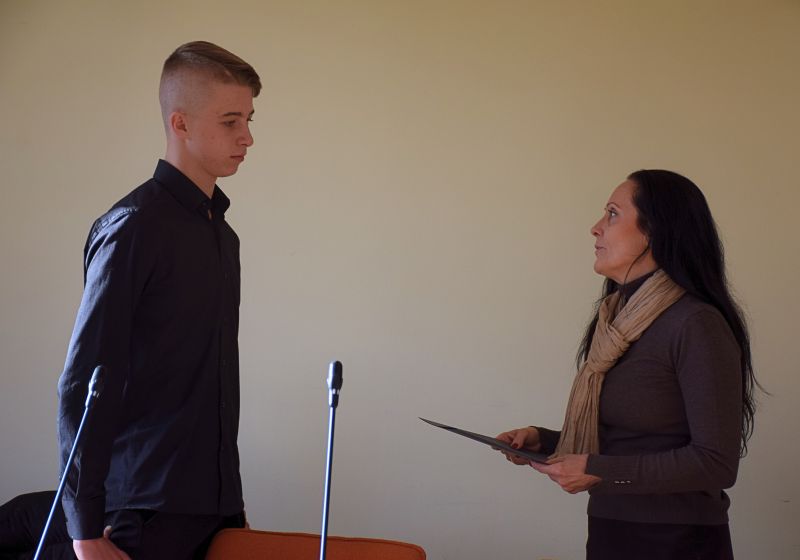 Kierownik Wydziału Obsługi Szkół i Edukacji Pani Aneta Bachta gratuluje nowemu radnemu Młodzieżowej Rady Powiatu...