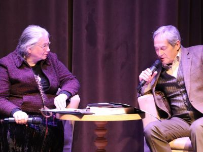 Pan Jerzy Zelnik siedzi i czyta wraz z prezesem Stowarzyszenia Nowina-Ostoja