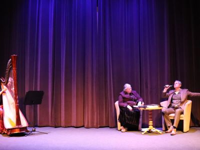 występ Jerzego Zelnika, z lewej strony Urszula Nowakowska gra na harfie