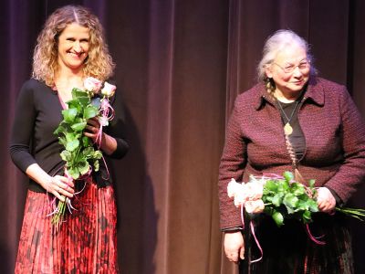 Urszula Nowakowska wraz z prezesem Stowarzyszenia Nowina-Ostoja trzymają bukiety róż