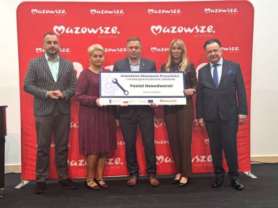 wręczenie czeku dotyczącego projektu- Zawodowe Mazowsze Przyszłości