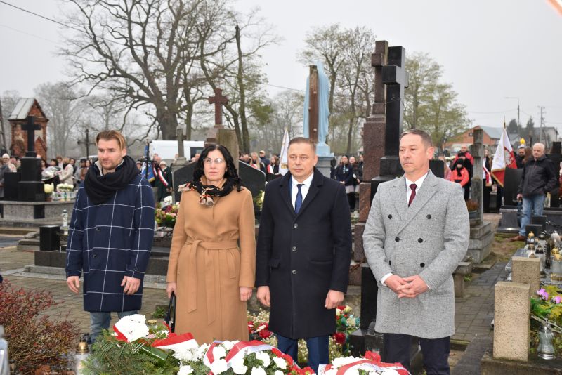 Złożenie kwiatów na grobie żołnierzy poległych za Ojczyznę