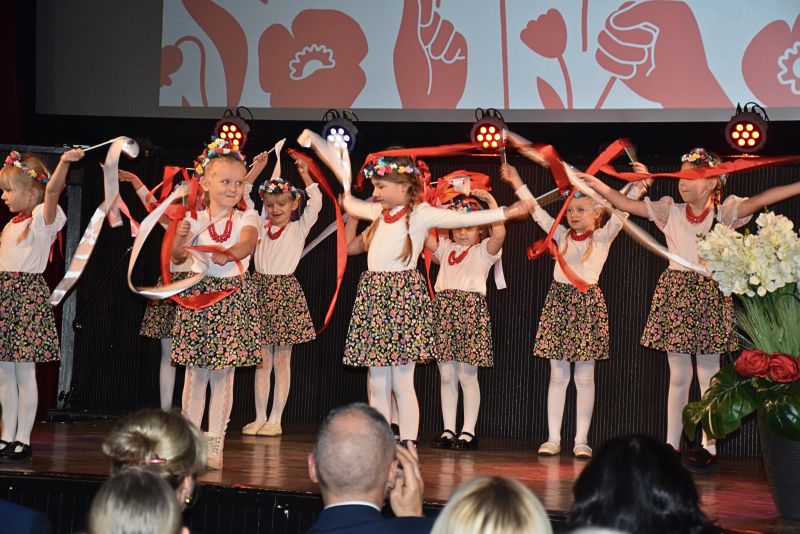 Występ dzieci ze Szkoły Podstawowej im. Mikołaja Kopernika w Cieksynie