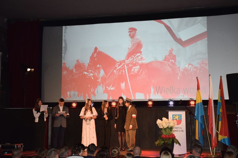 Występ dzieci ze Szkoły Podstawowej im. Mikołaja Kopernika w Cieksynie