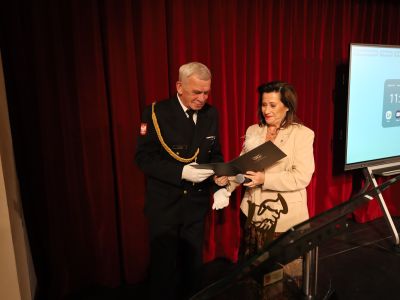 Starosta Nowodworski Magdalena Biernacka przekazuje statuetkę Społecznikowi Roku