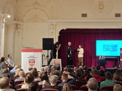 Starosta Nowodworski Magdalena Biernacka przekazuje statuetkę Społecznikowi Roku