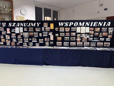 ścianka z pamiątkowymi fotografiami