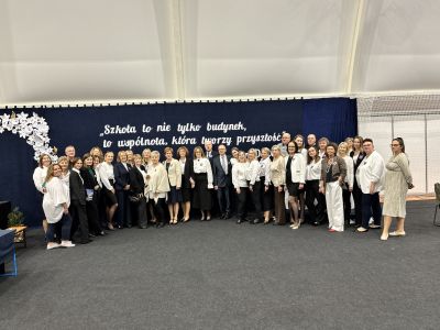 zdjęcie grupowe pracowników szkoły