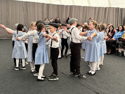 dzieci tańczą w parach